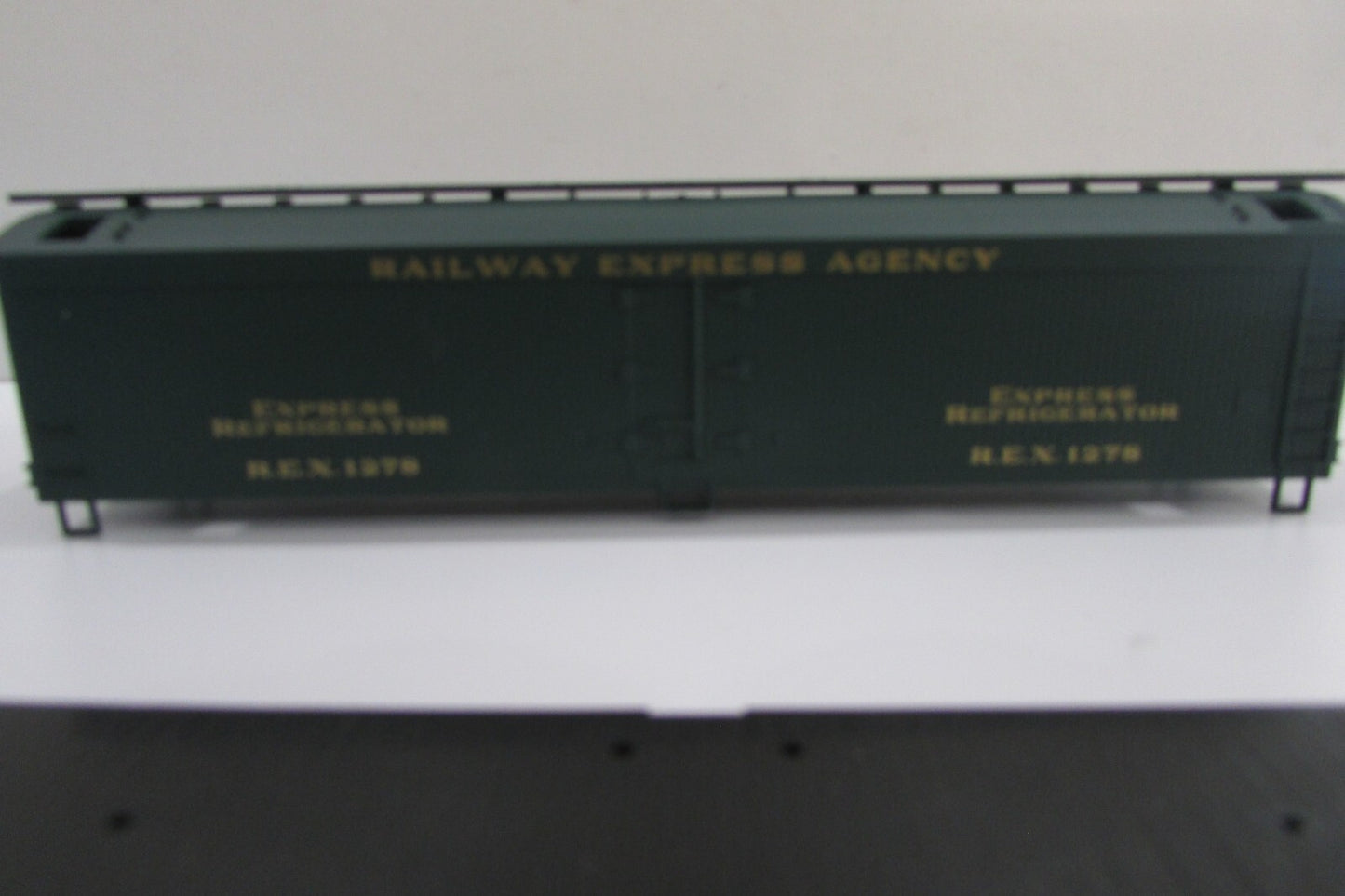 HO Scale Walthers/Athearn 932-9037 REA 50' Express Reefer Kit