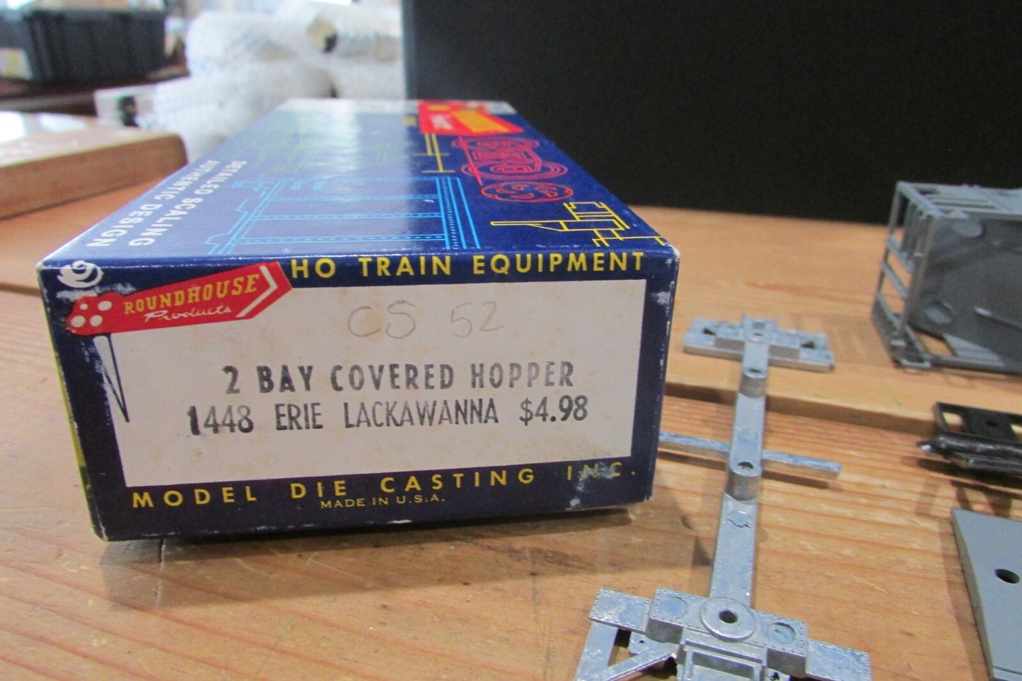 HO Scale Roundhouse 1448 2Bay Covered Hopper Erie Lackawanna RH4860