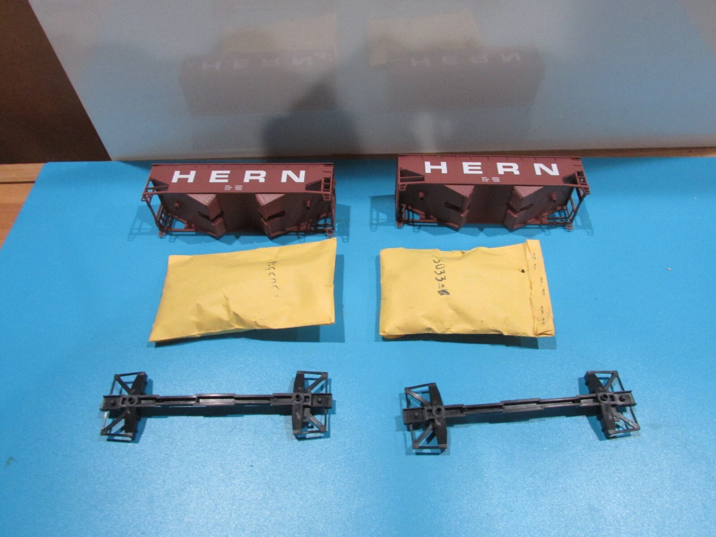 HO Scale Athearn(2) 34ft O/S Hopper Cars Kits HERN Lot#0962