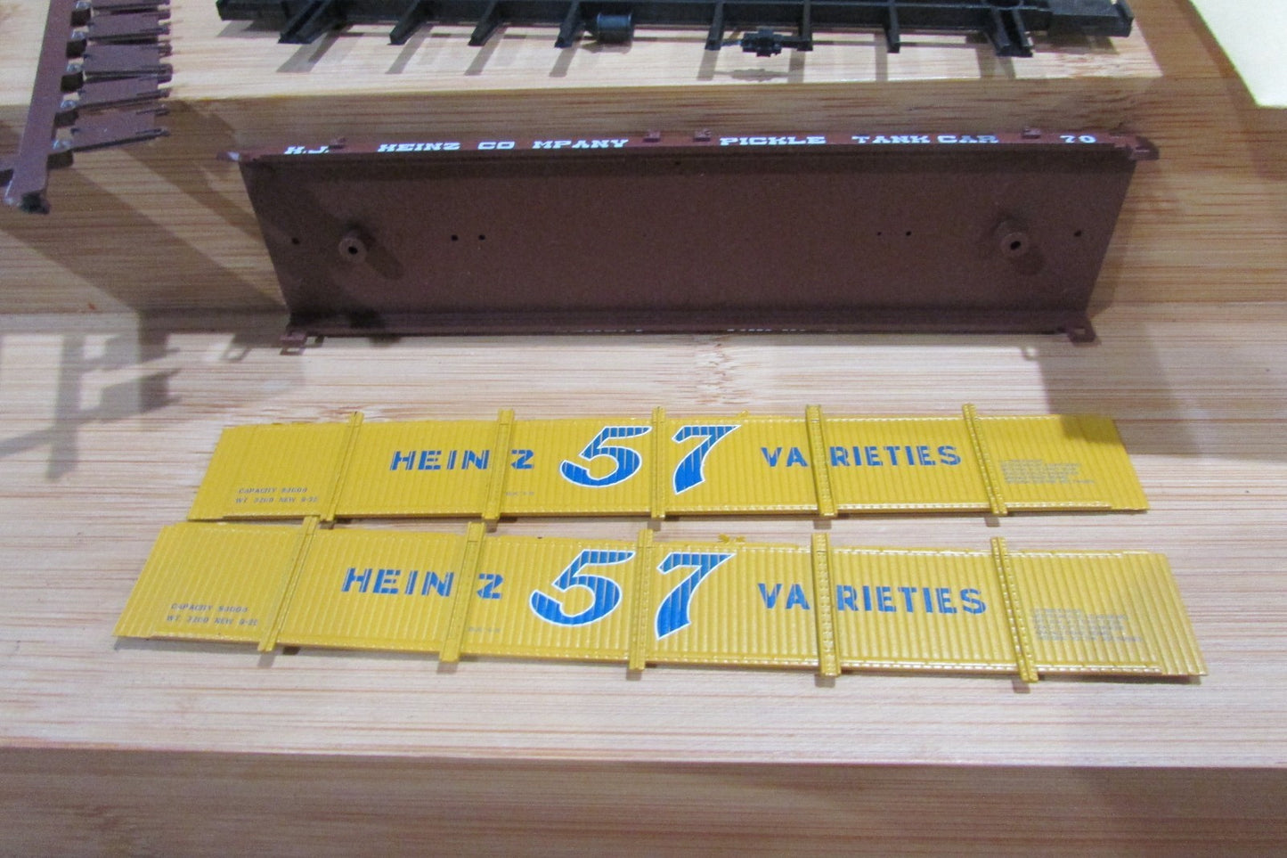 HO Scale Athearn 1476 Pickle Car-Closed HEINZ ATH5191