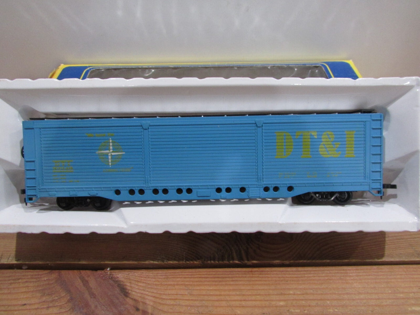 HO Scale AHM 5270-05 All Door Box Car DT&I RTR
