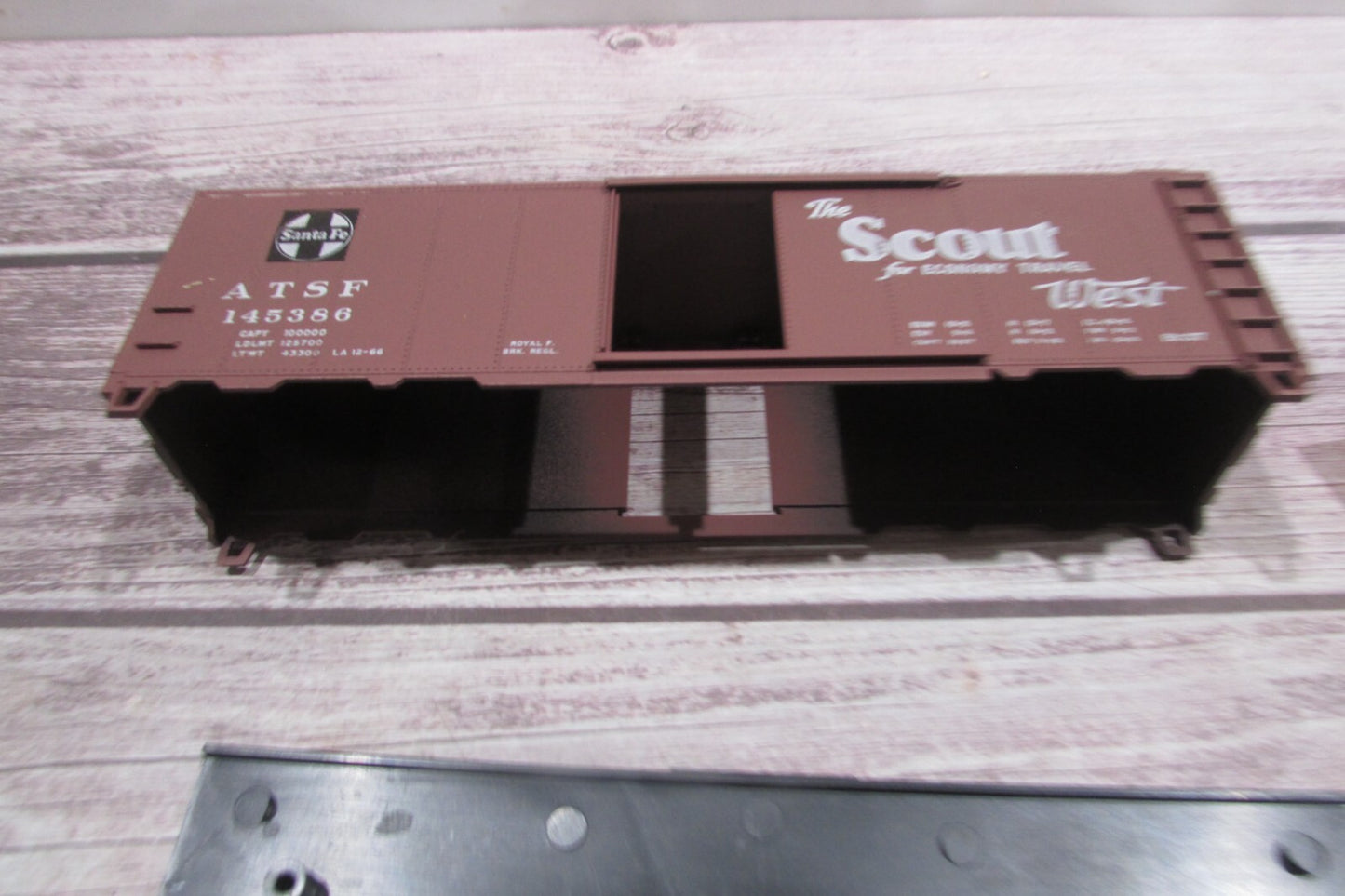 HO Scale Athearn 5015 ATSF Scout 40' Box Car Kit