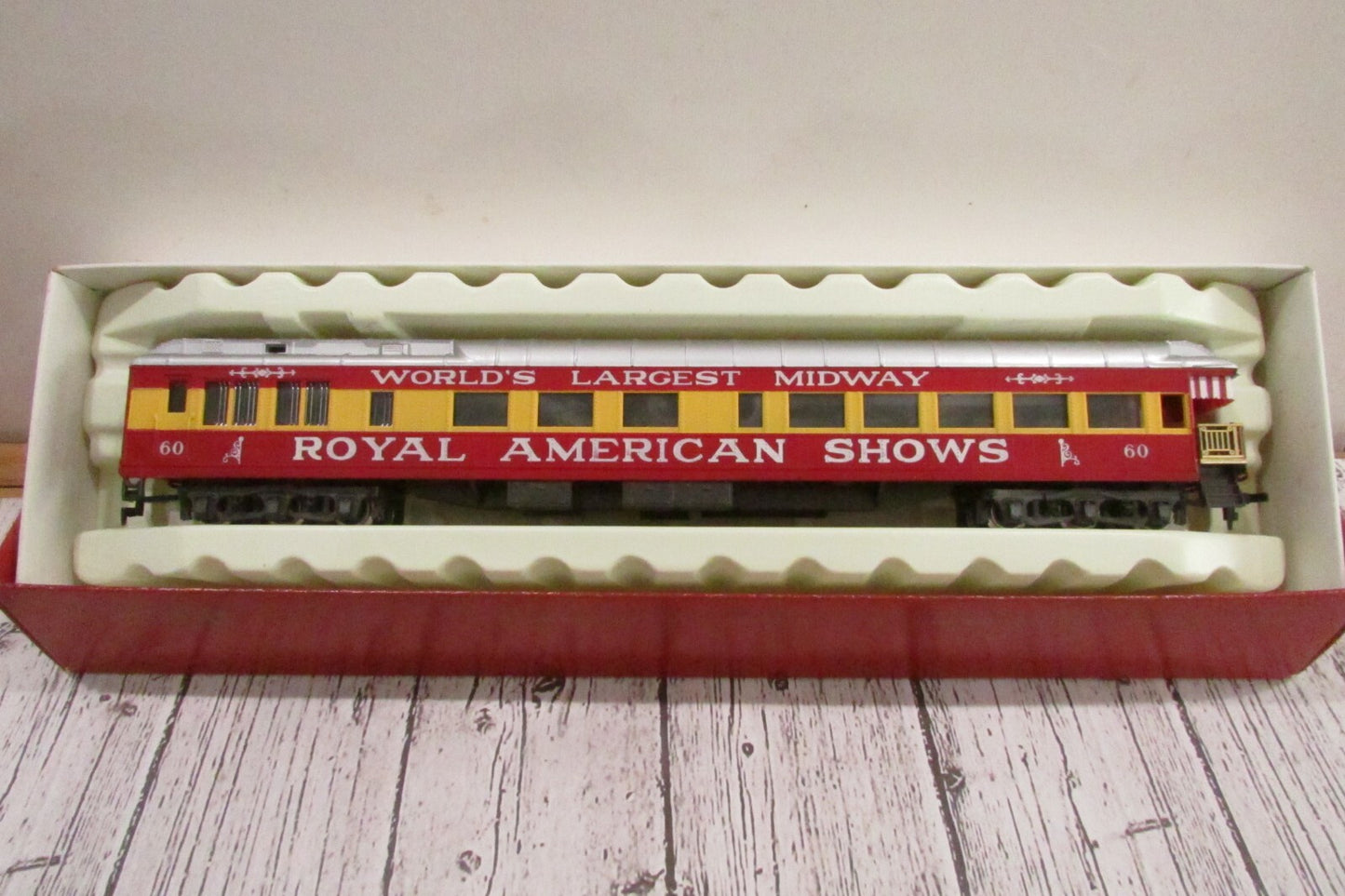 HO Scale Rivarossi Royal American Shows Observation Passenger Car RTR Lot#3332
