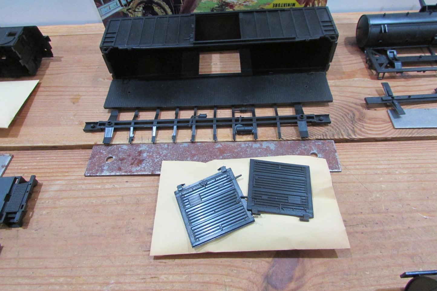 HO Scale Athearn/Roundhouse (5) Assorted Freight Cars "Undecorated" Lot#4232
