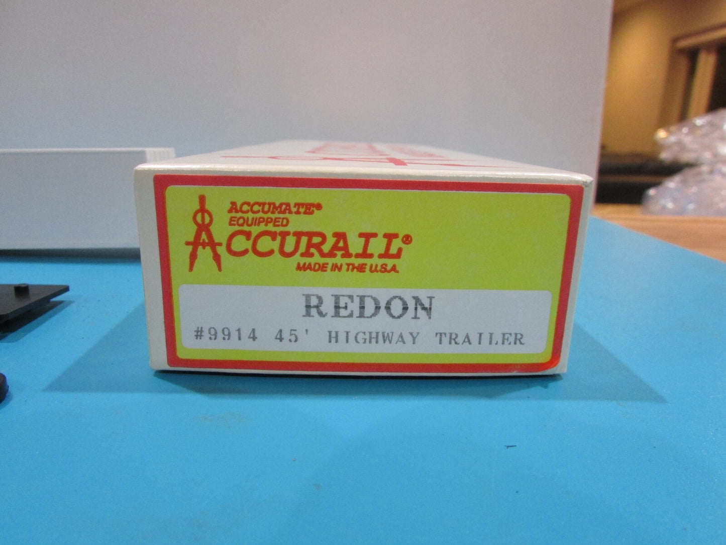 HO Scale Accurai 9914 45' Higway Trailer "Redon" Kit