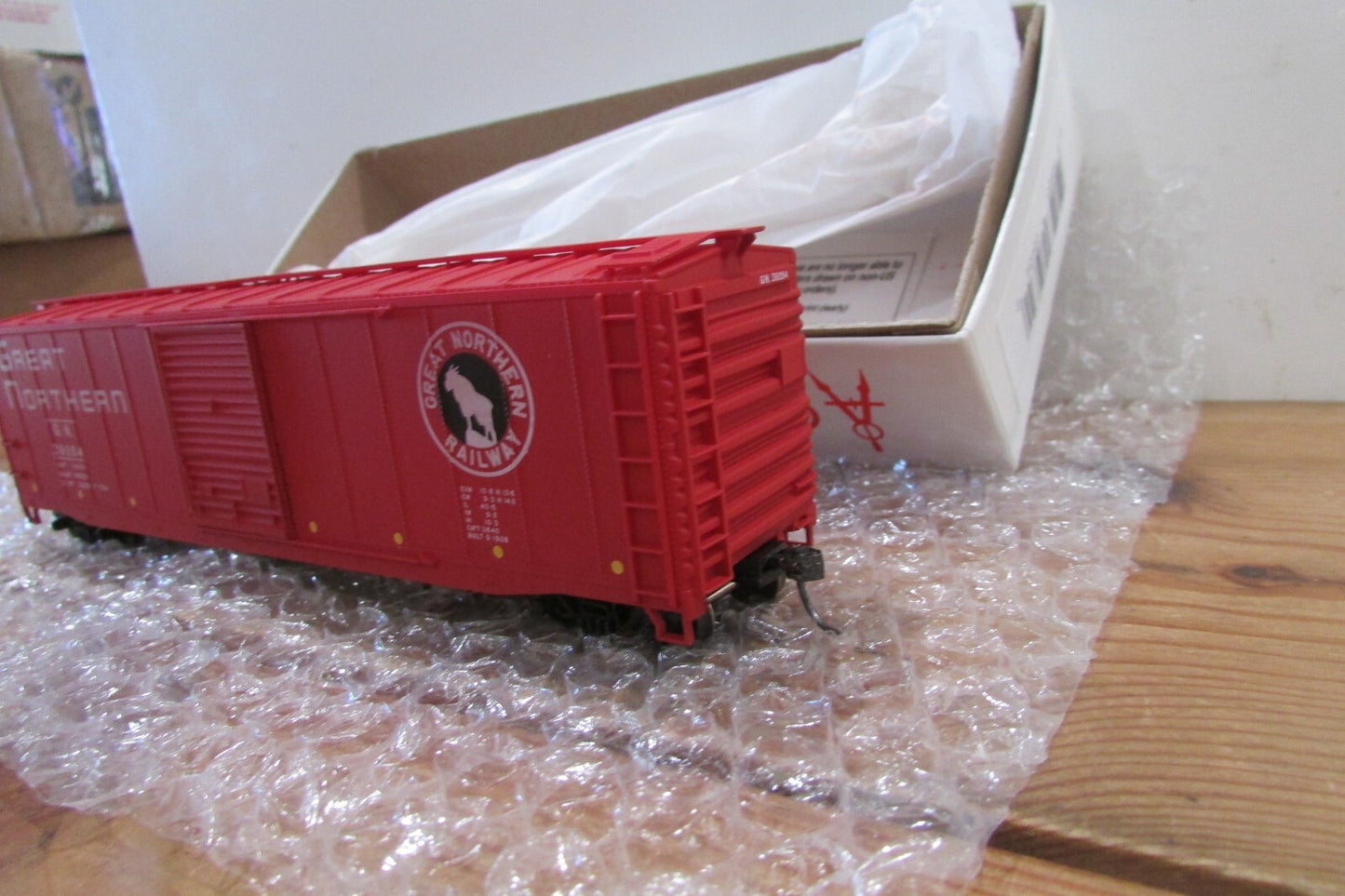 HO Scale Accurail 5034 Great Northern 50' Riveted AAR BoxCar Lot#3757