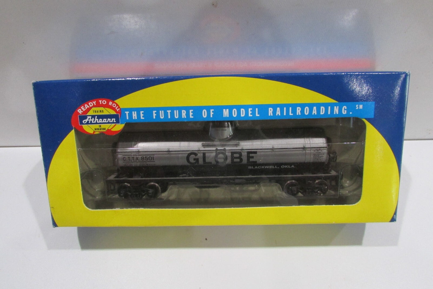 HO Scale Athearn 73176 Single Dome Tank Car Globe Oil #8501