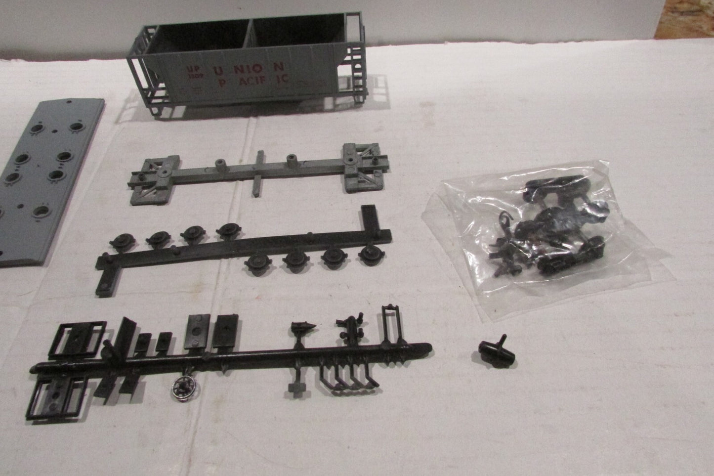 HO Scale RoundHouse 1432 Covered Hopper Kit Union Pacific RH4303