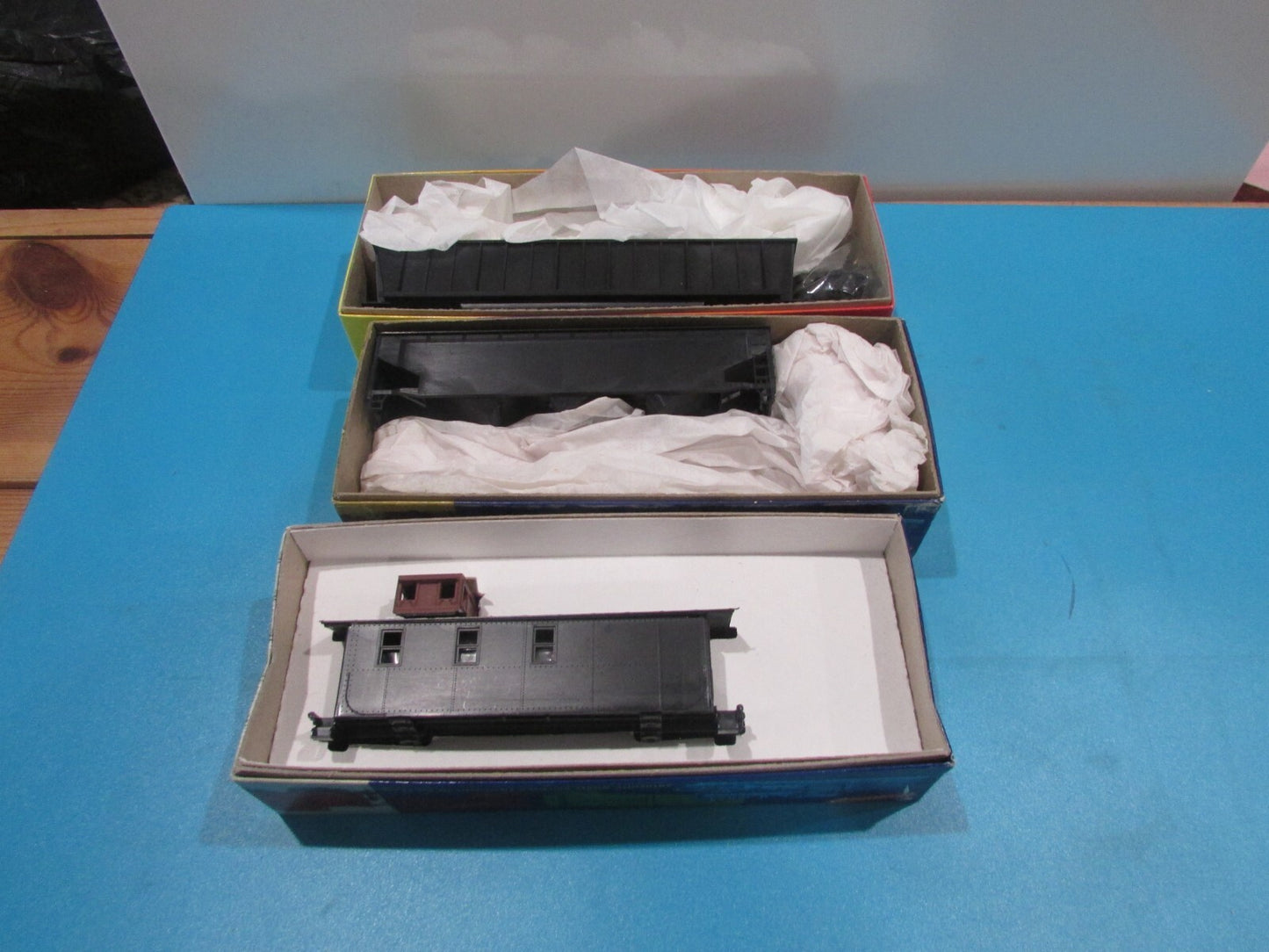 HO Scale Roundhouse (3) Assorted Freight Cars Undecorated Lot#1921