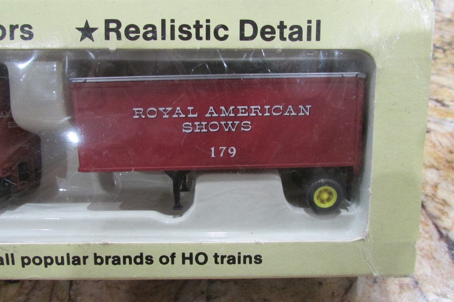 HO Scale Con-Cor 2Pack Royal American Shows 27' Ribbed Trailers Lot#4237