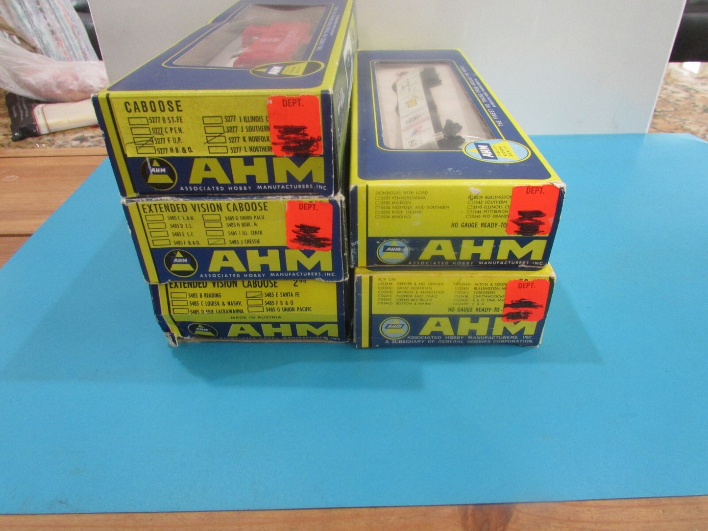 HO Scale (5) AHM Assorted Cabooses & Freight Cars Lot#2016