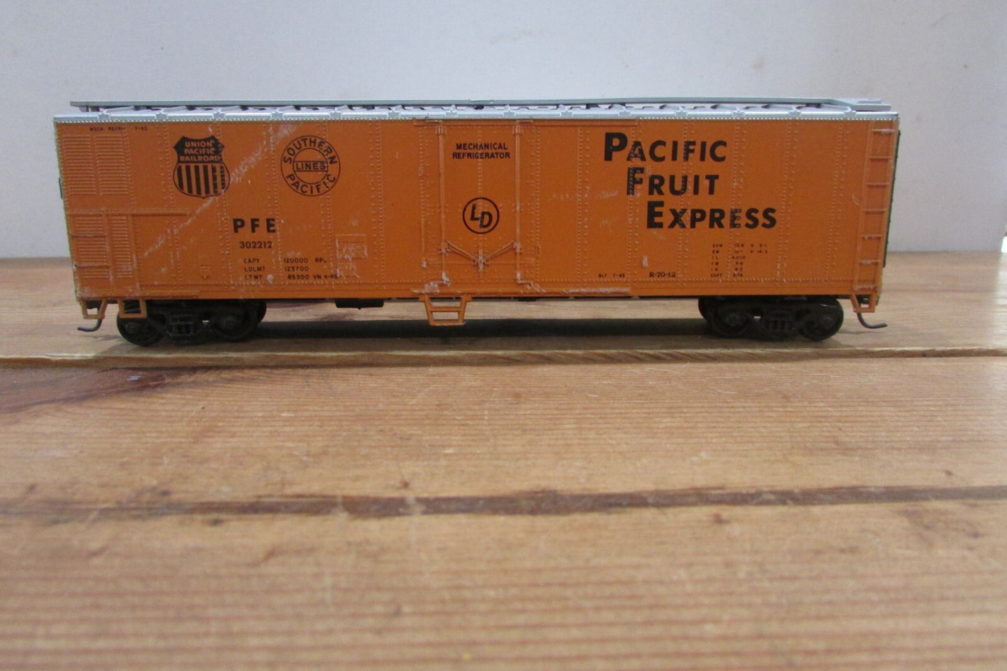 HO Scale Athearn 50' Reefer Car UP SP Pacific Fruit Express Lot#3804