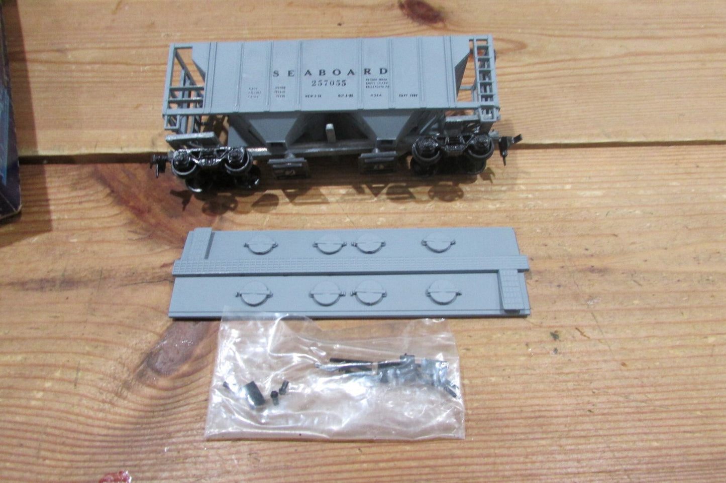 HO Scale Roundhouse 2Bay Covered Hopper Seaboard #257055 RH4861