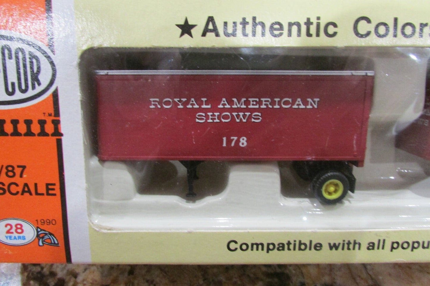 HO Scale Con-Cor 2Pack Royal American Shows 27' Ribbed Trailers Lot#4237