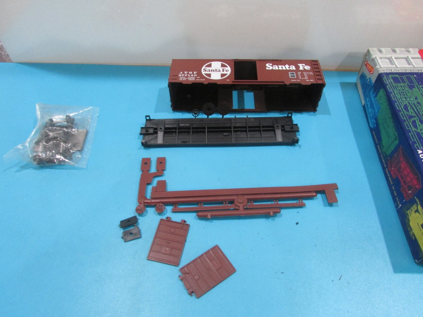 HO Scale RoundHouse 1077 40' Box Car Kit Santa Fe Rail Way #277149 RH4283