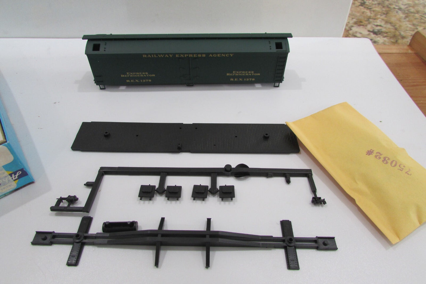 HO Scale Walthers/Athearn 932-9037 REA 50' Express Reefer Kit