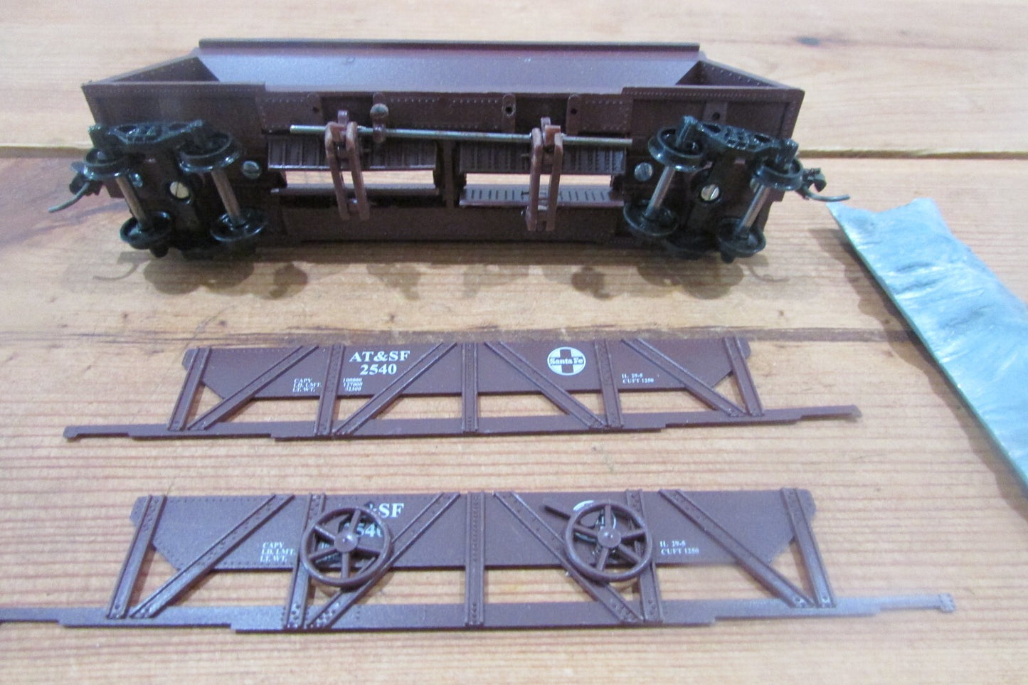 HO Scale RoundHouse Sand and Graver Hopper Santa Fe RH4380