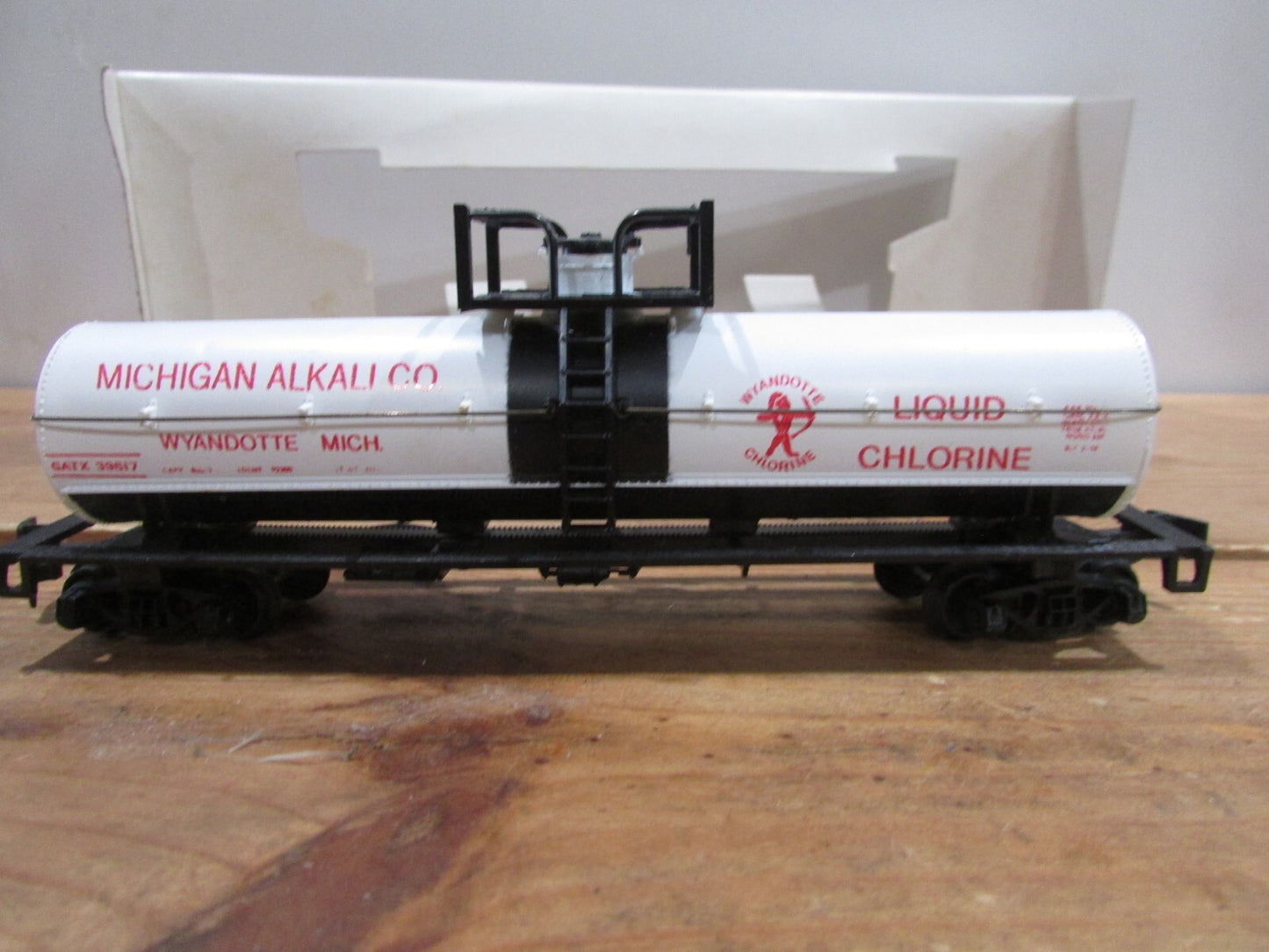 HO Scale AHM 5276G Michigan Alkali Co. Liquid Chlorine Tank Car