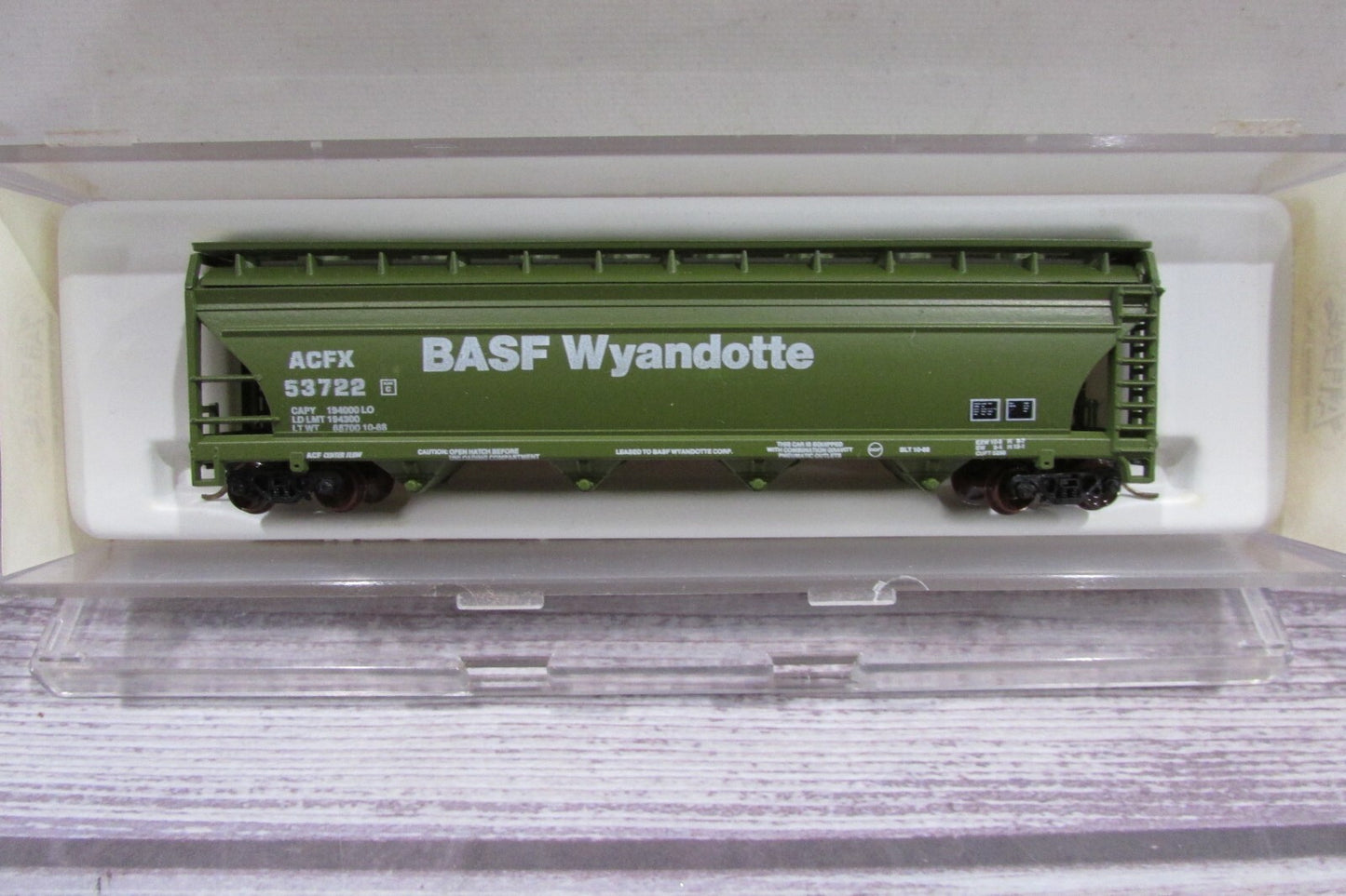 N Scale Atlas 3715 Centerflow Hopper BASF Wyandotte