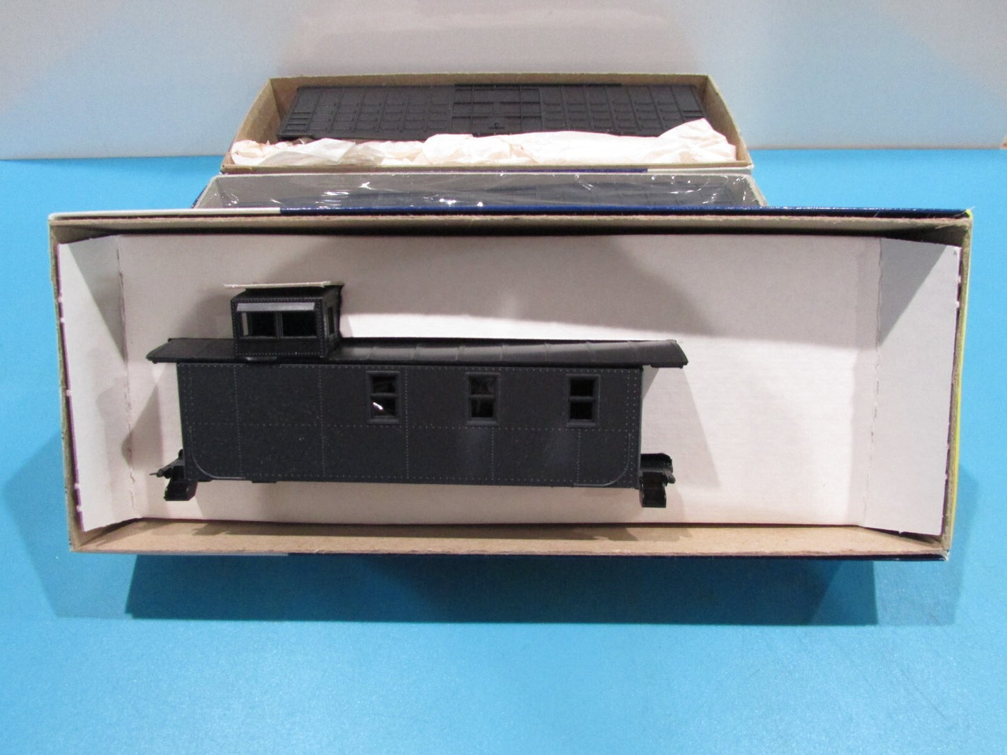 HO Scale RoundHouse Caboose & Box Cars Kits Undecorated Lot#1590