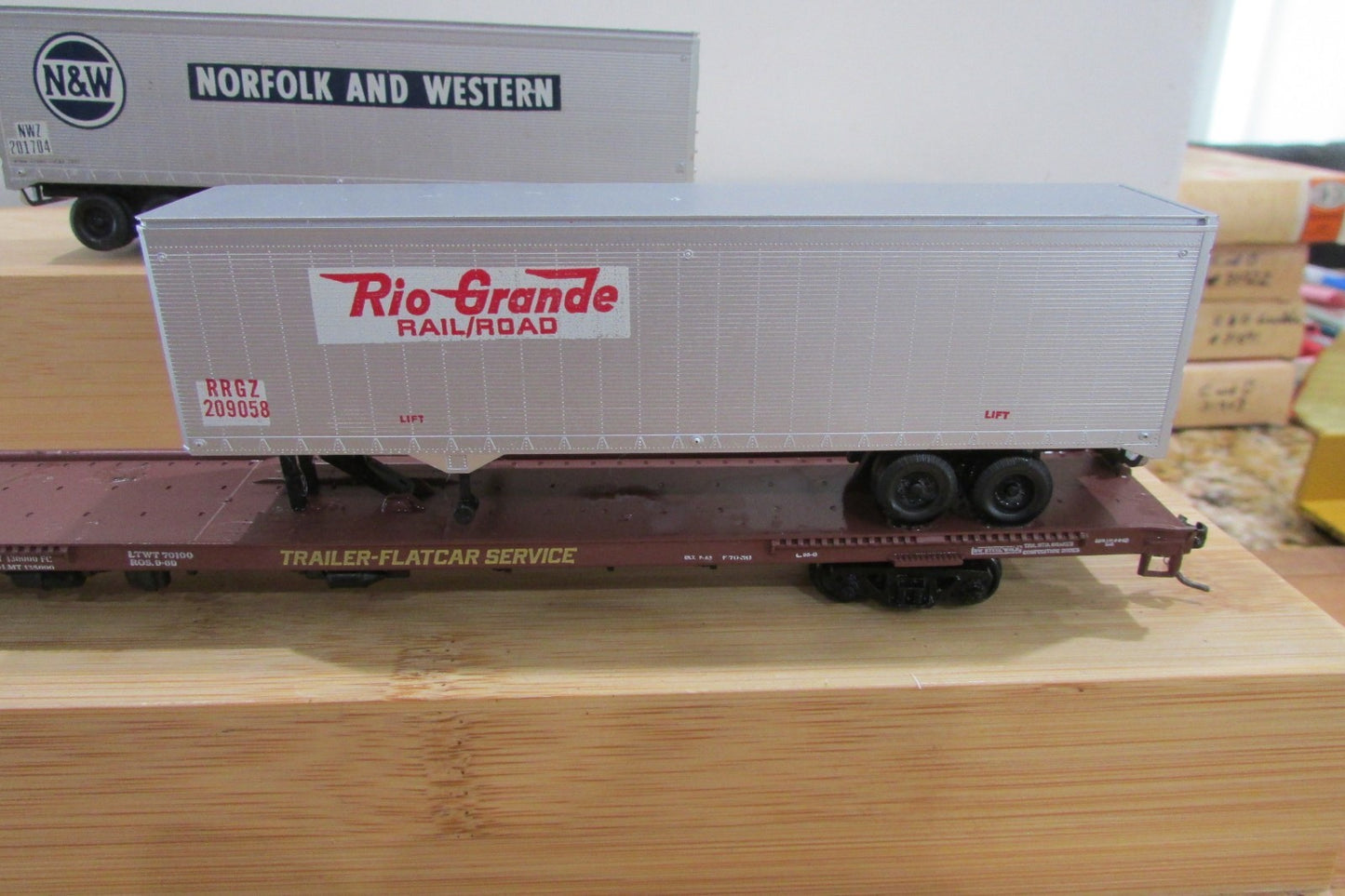 HO Scale Athearn 2006 South Pacific 86ft Flat Car w/ Two Trailers Lot#5234