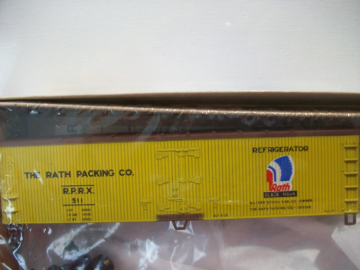 HO Scale Walthers 932-2429 40' FT DS Reefer W/WOOD END "Rath Black Hawk"