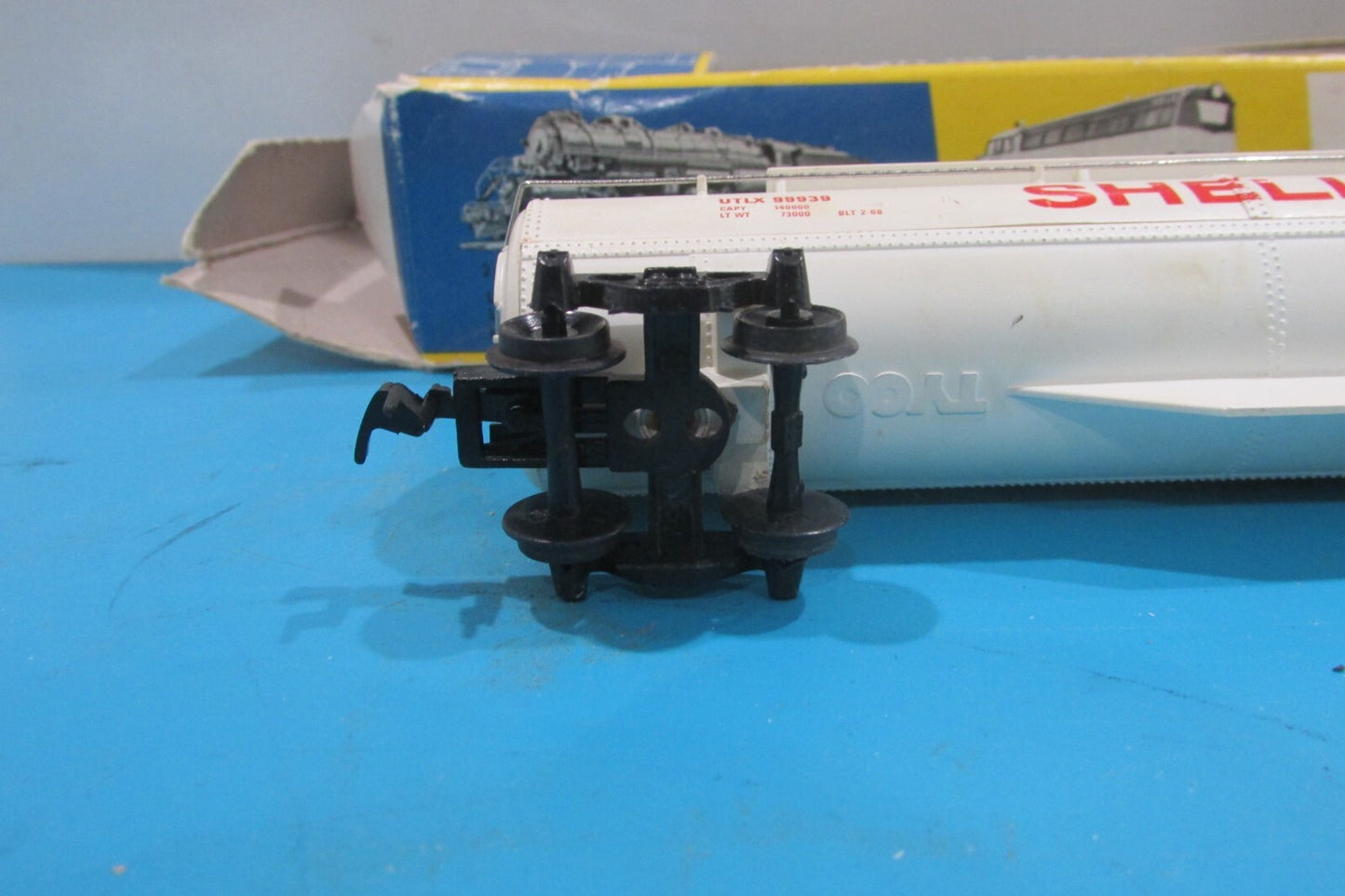 HO Scale AHM Vintage Tank Car " Shell" TPC/2 Lot#2556