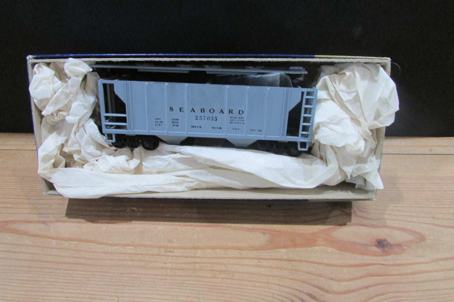 HO Scale Roundhouse 2Bay Covered Hopper Seaboard #257055 RH4861