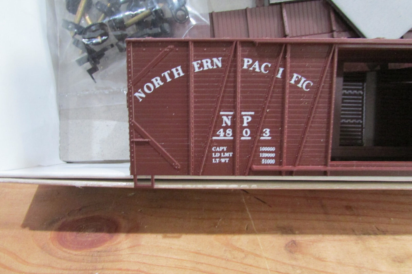 HO Scale Walthers 932-5856 50' DD OB AUTO BOX "Northern Pacific" Lot#0317