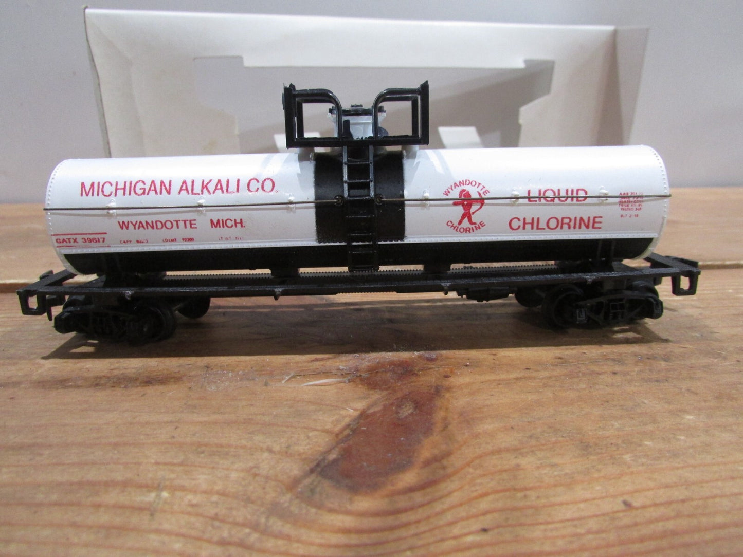 HO Scale AHM 5276G Michigan Alkali Co. Liquid Chlorine Tank Car