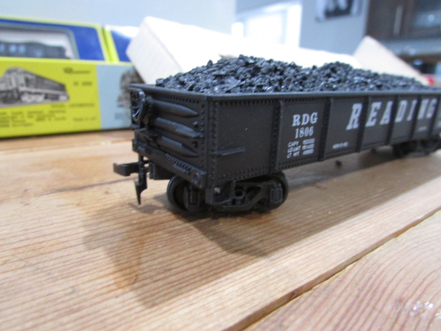 HO Scale AHM 5536 (6) Gondolas Cars #1806 with Black Load "Reading" Lot#3578