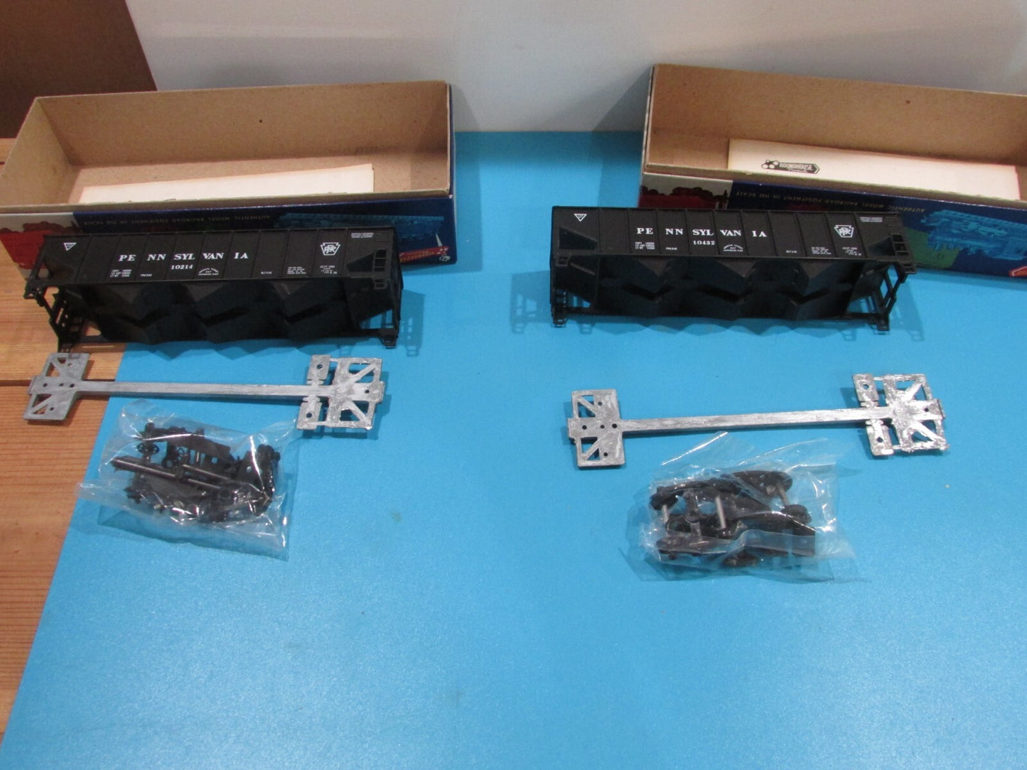 HO Scale Roundhouse (4)Assorted Cars Pennsylvania Lot#1033