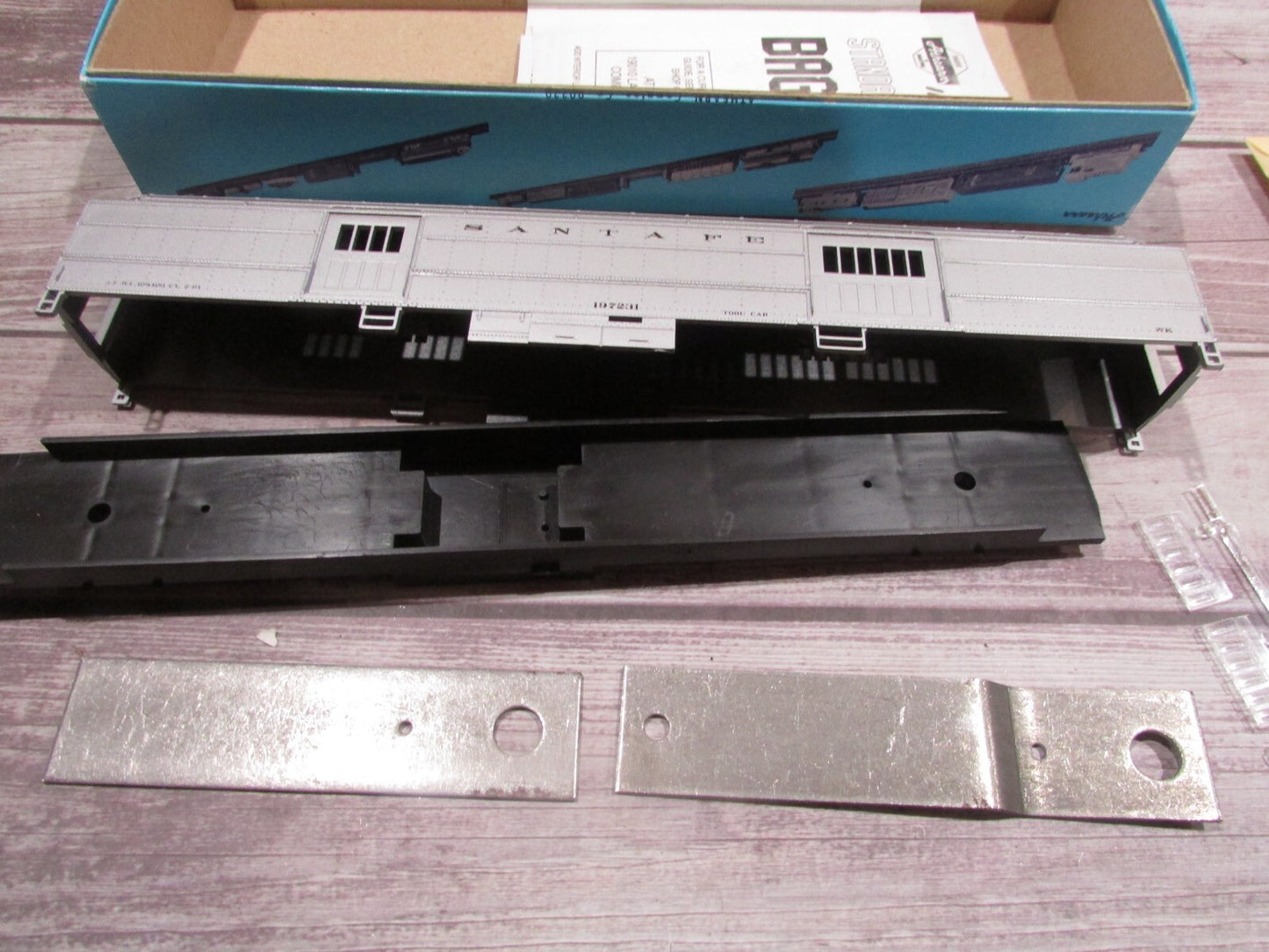 HO Scale Athearn (2) Passenger Car "Santa Fe" Kits Lot#3226