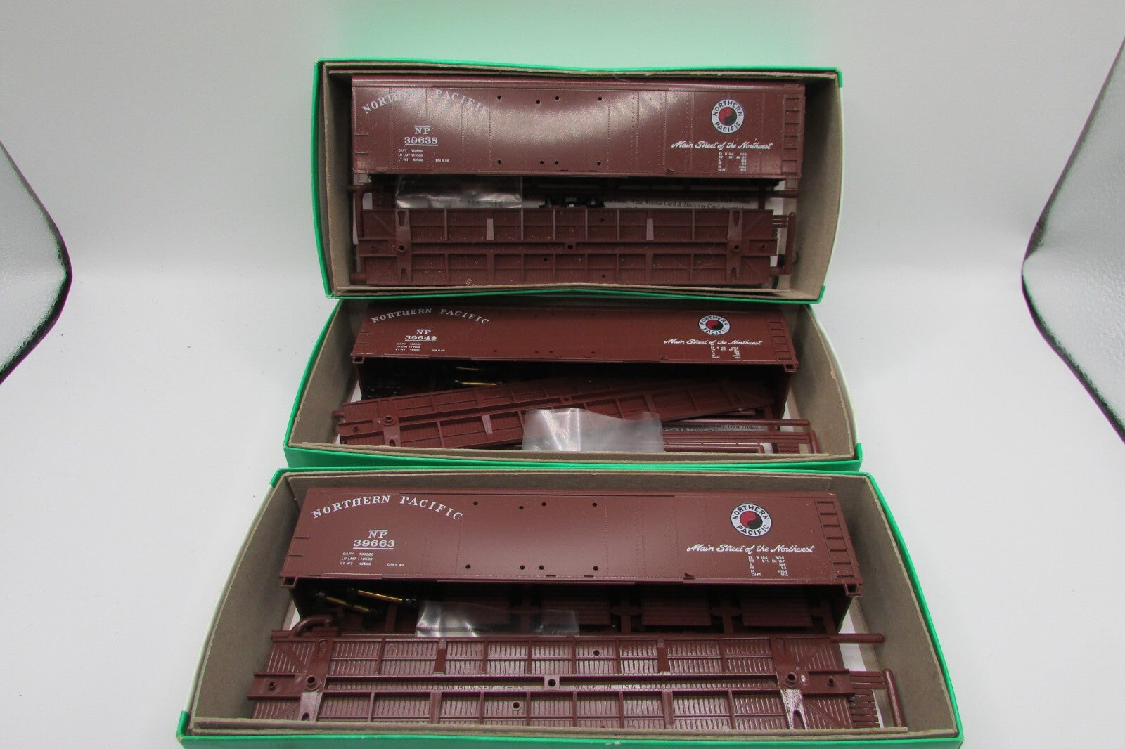 HO Scale Bowser (3)Assorted 50' DD Box Car Kits  Northern Pacific Lot#4674