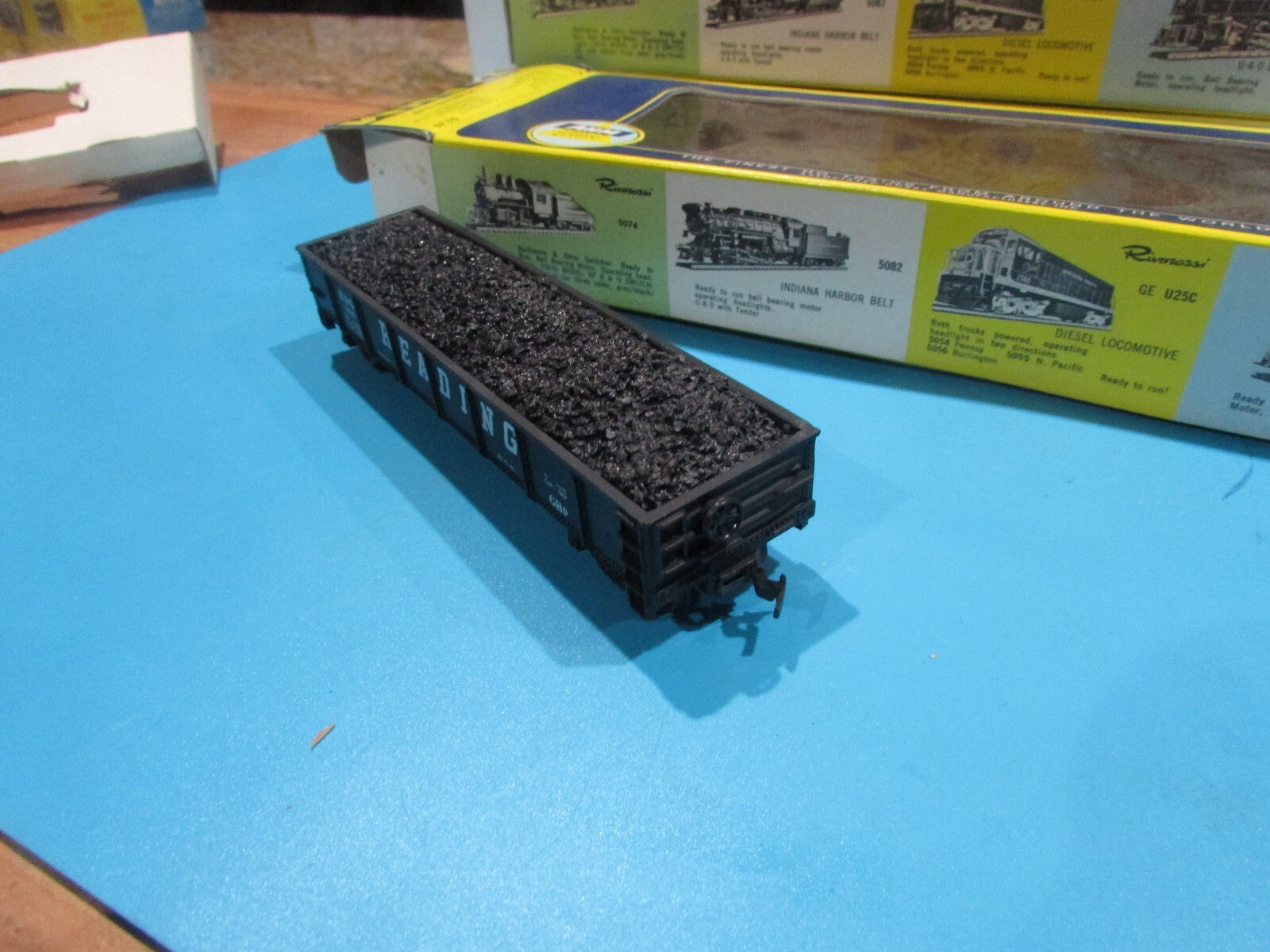 HO Scale AHM 5536 (3) Gondolas Cars with Load Reading Lot#3563