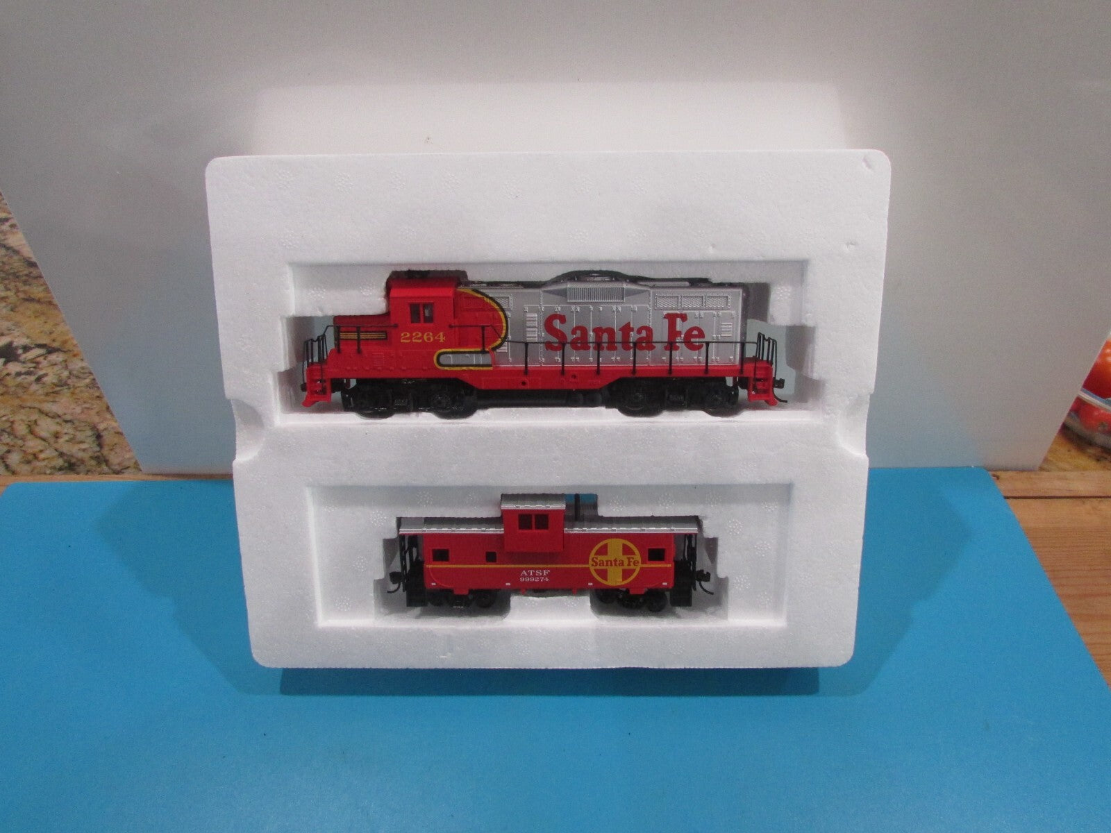 HO Scale Walthers 931-708 Locomotive & Caboose Santa Fe  Lot#1305