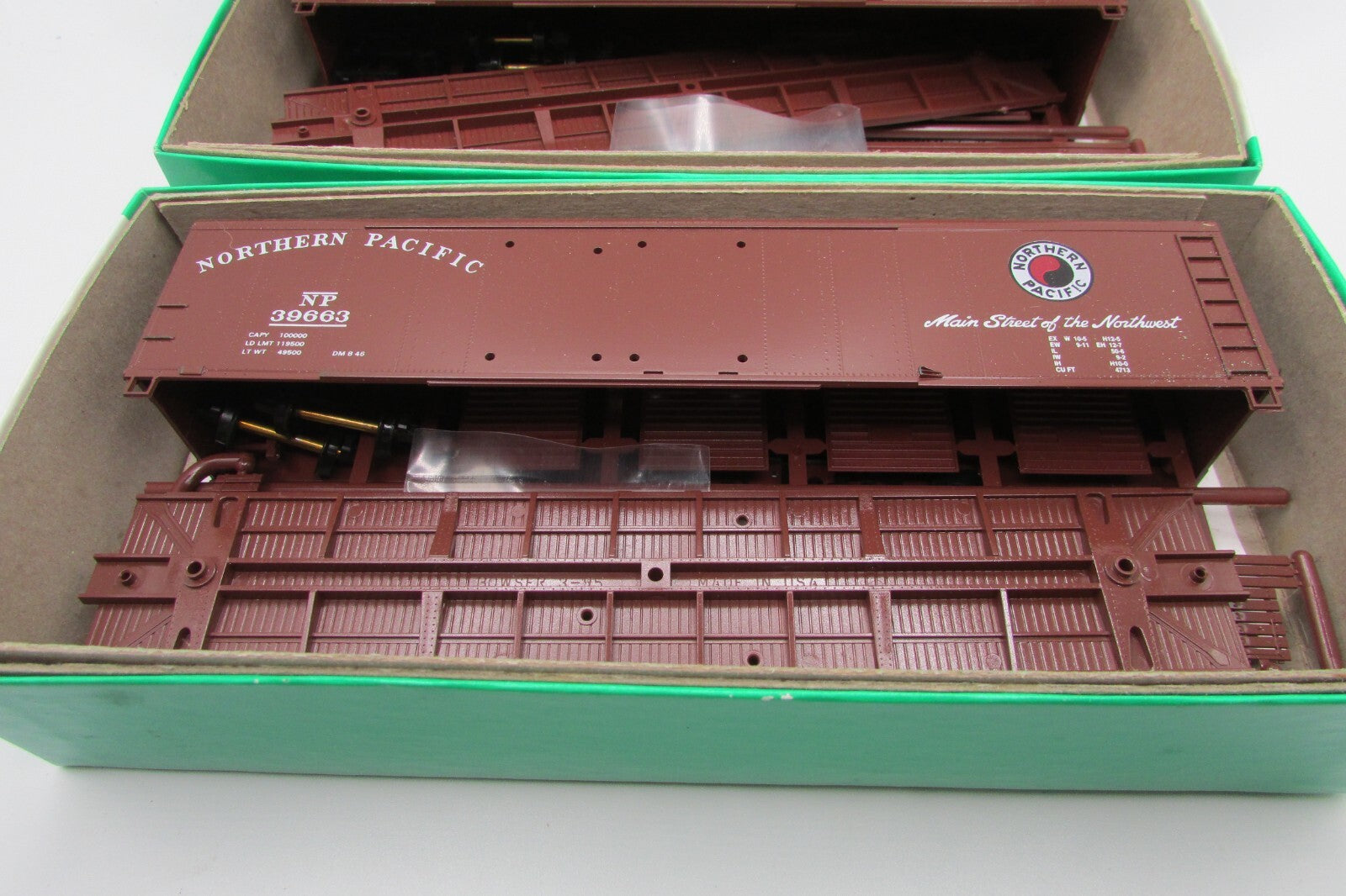 HO Scale Bowser (3)Assorted 50' DD Box Car Kits  Northern Pacific Lot#4674