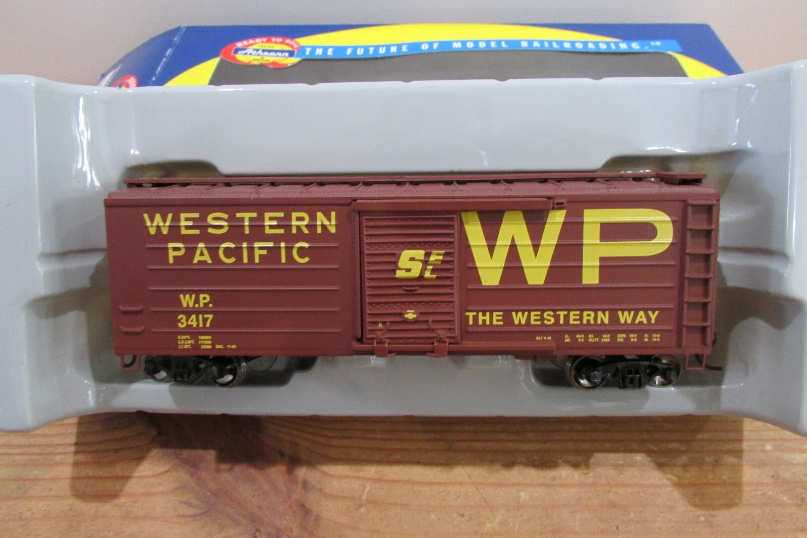 HO Scale Athearn 92800 Western Pacific 40' Horizontal Rib Box Car Lot#4153