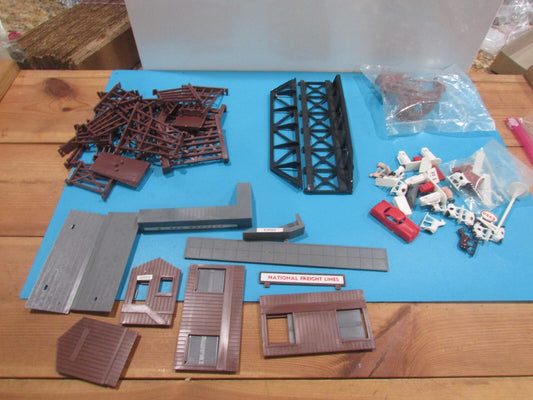HO Scale assorted of building,bridge,pole,ect,please see pictures Lot#1970