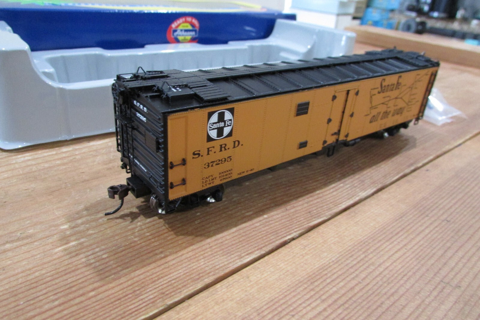 HO Scale Athearn 94502 A.T.S.F. Scout 50' Ice Bunker Reefer(Early Map) ATH4625