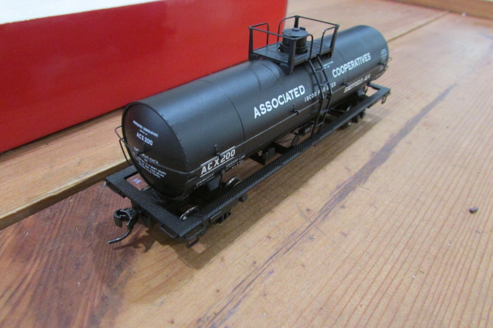 HO Scale Atlas 1062-2 11,000 Gallon Tank Car Associated Cooperatives #200 A4596