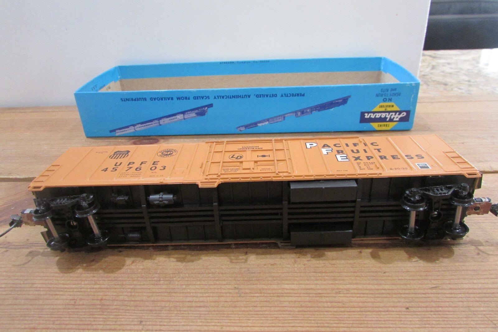 HO Scale Athearn 5465 57ft Reefer Car P.F.E. Lot#4545