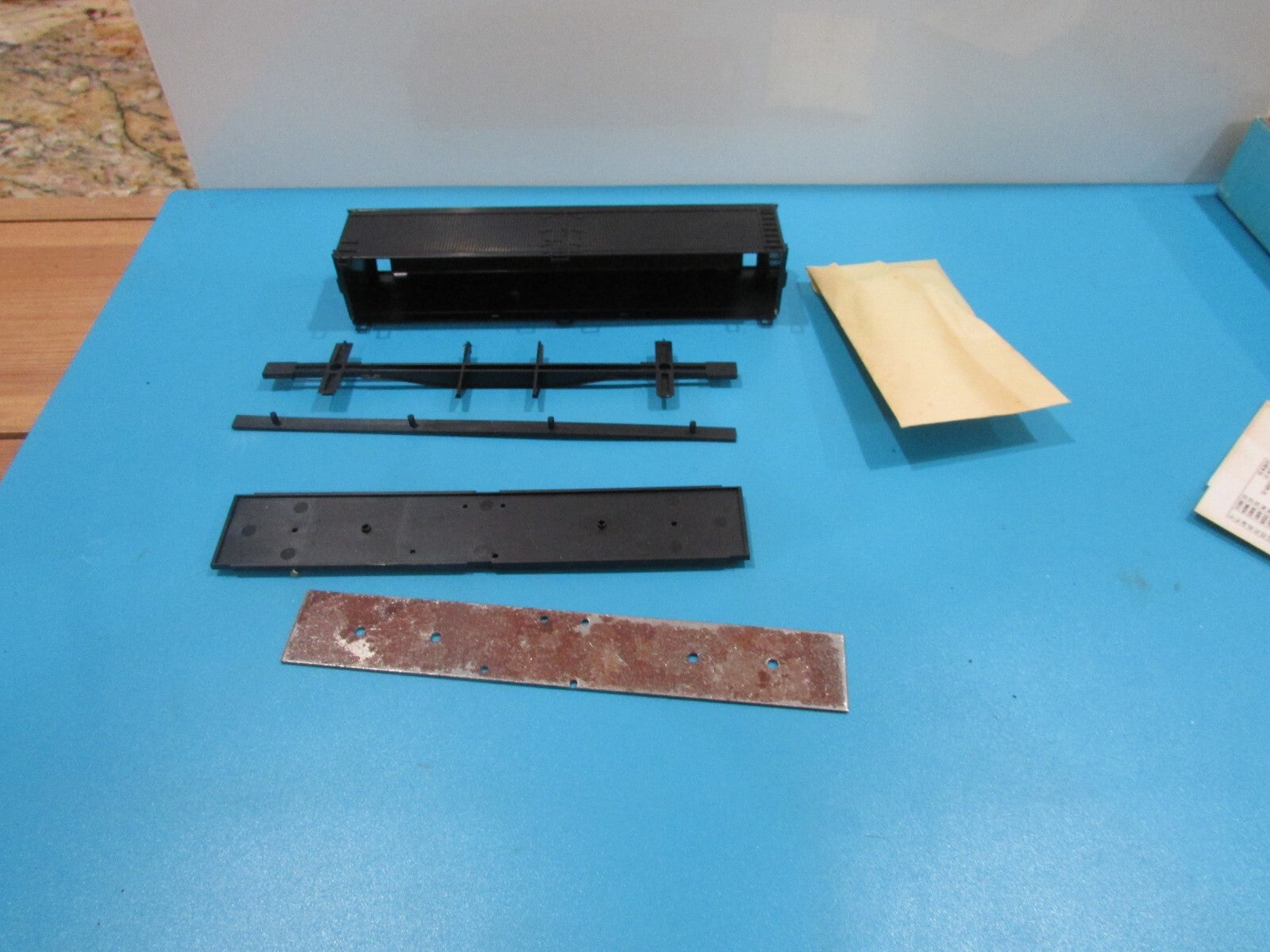 HO Scale Athearn (5) Assorted Freight Cars "Undecorated Cars" Lot#1171