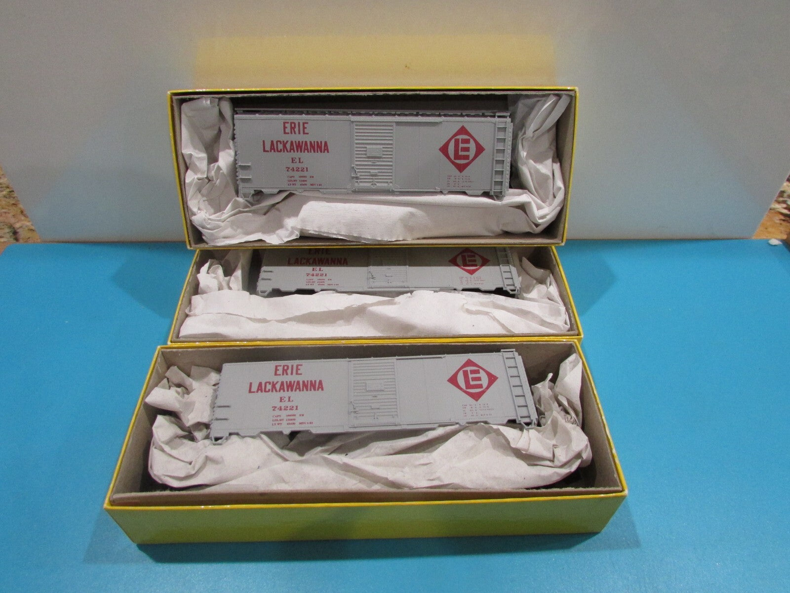 HO Scale Accurail  (3Cars) 40' AAR Steel Box Car Erie-Lackawanna Lot#1340