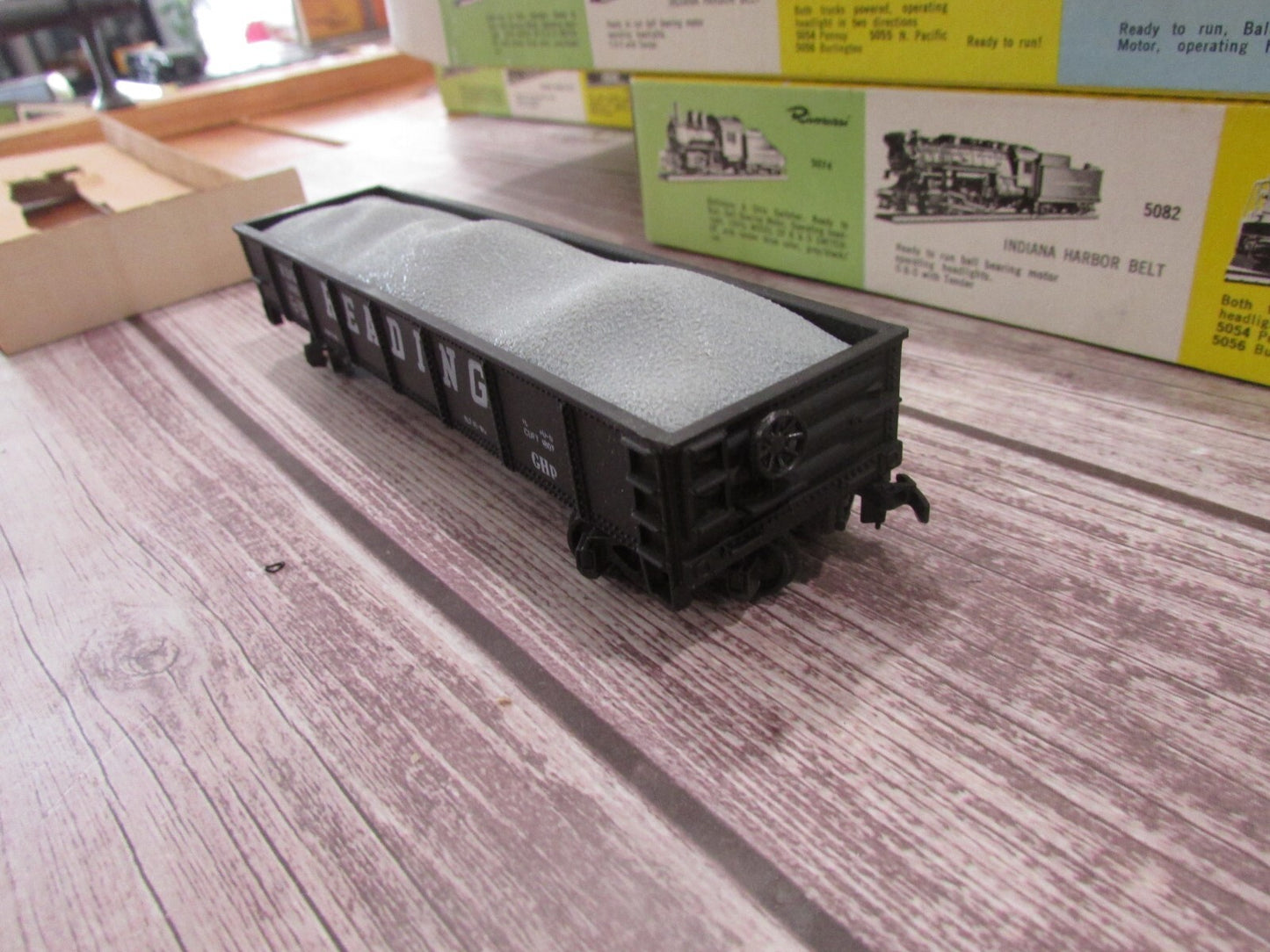 HO Scale AHM 5536 (1)Gondola Car with Load "Reading"