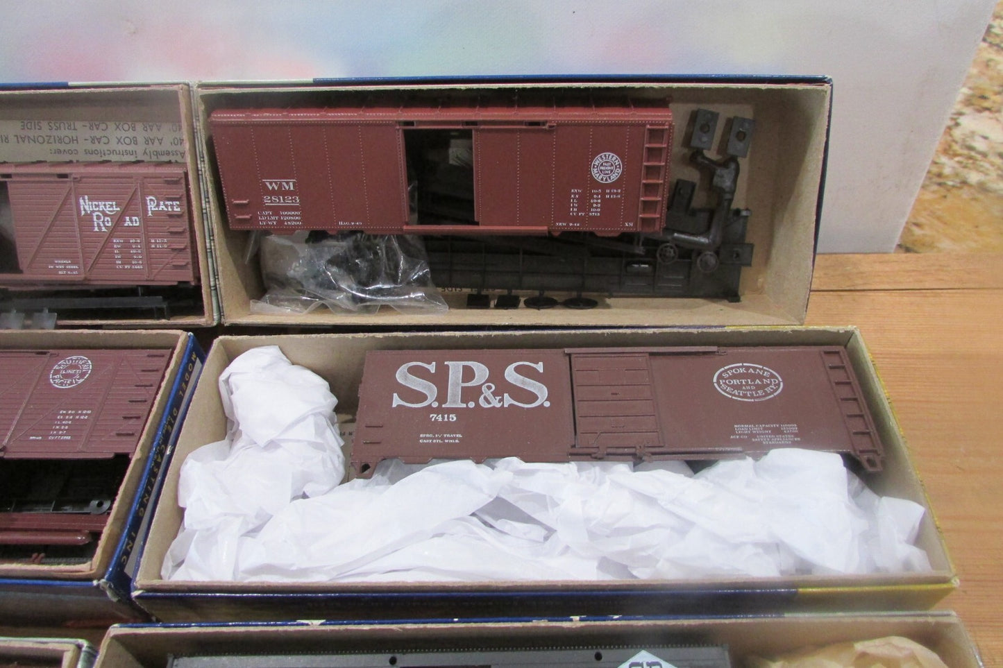 HO Scale Roundhouse (8) Assorted Freight Cars Kit Lot#4373