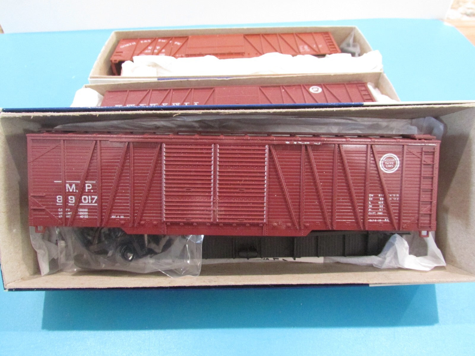 HO Scale Roundhouse (3) Assorted 50' Freight Cars Lot#2425