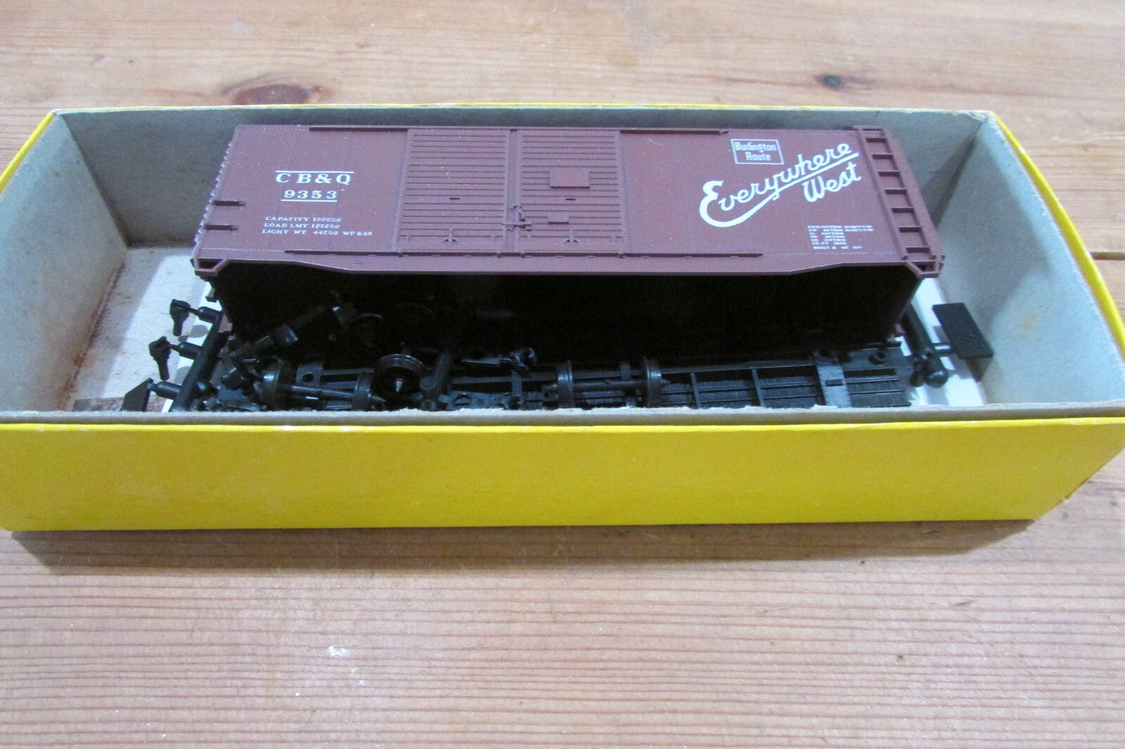 HO Scale Accurail 3006 40' DBL. DR. Steel Box CB&Q Kit