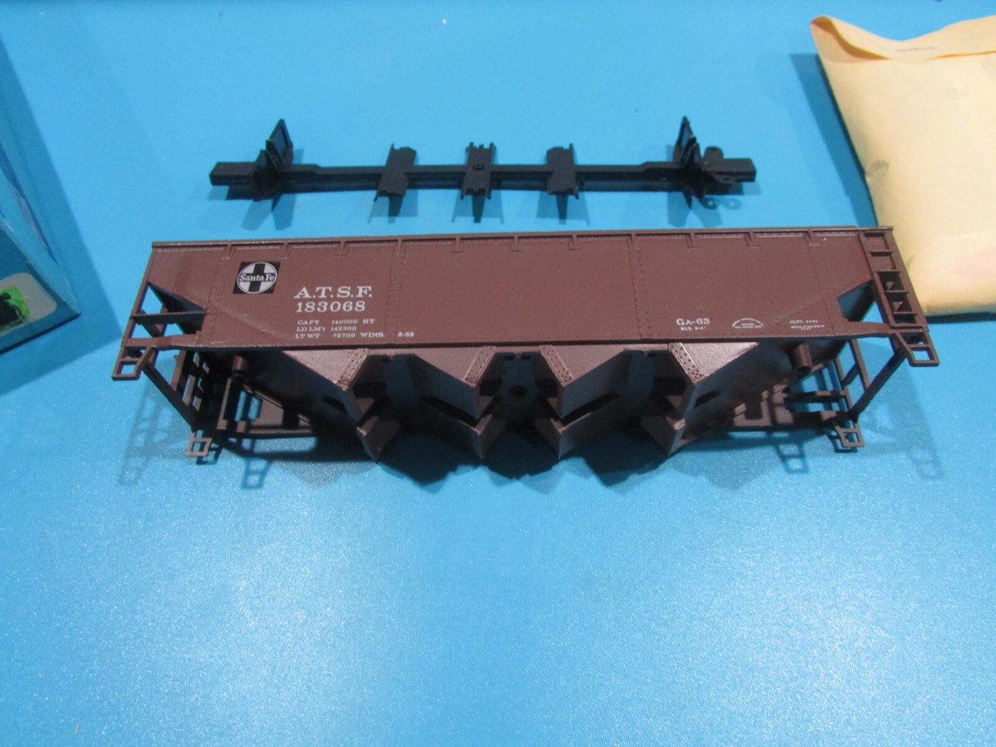 HO Scale Athearn 1758 Hopper Car Kit  Santa Fe