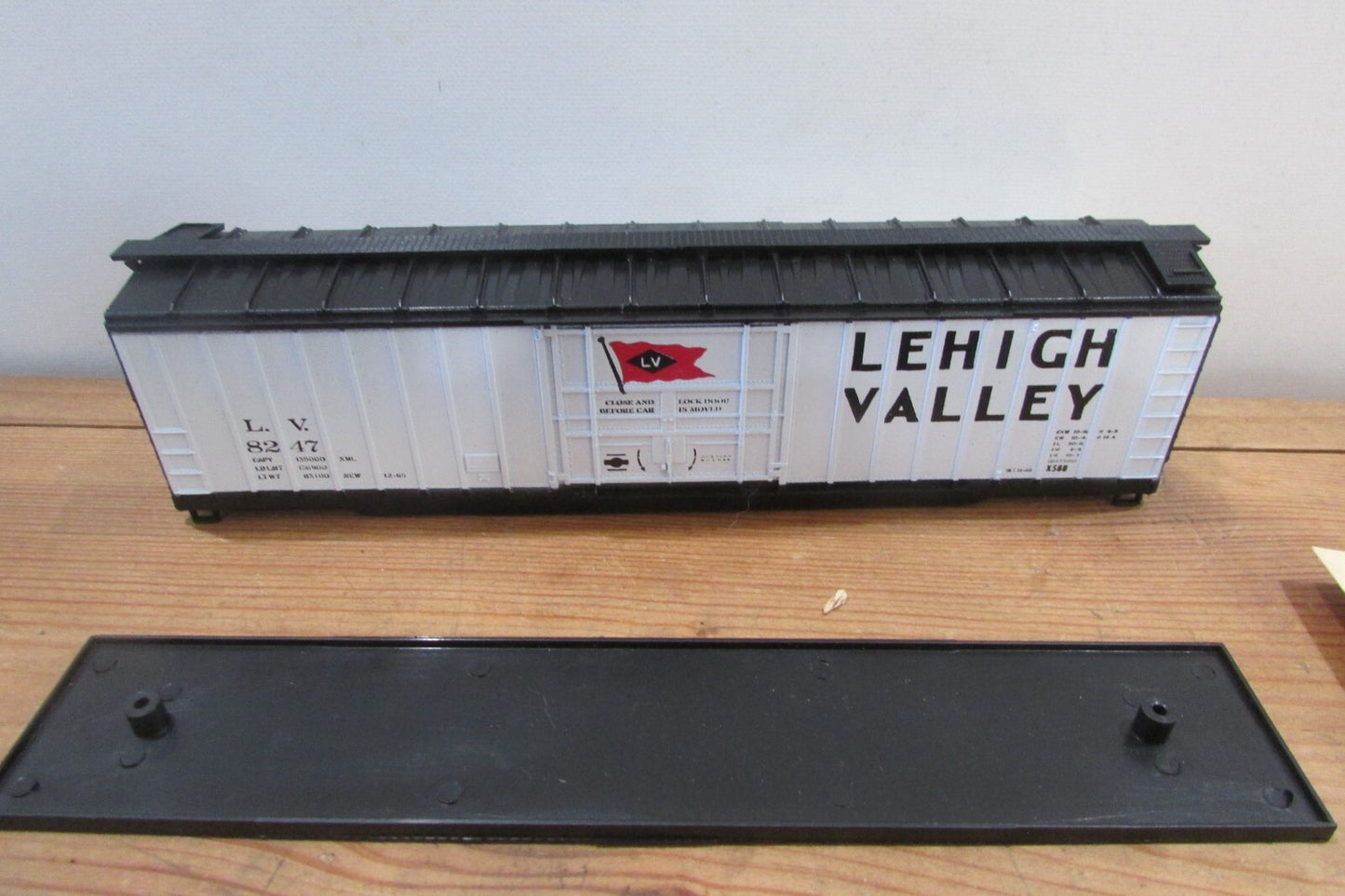 HO Scale Athearn 50ft OB Box Car Lehigh Valley Kit ATH4532